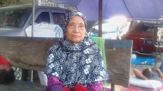 Derita Nenek Wiji di Posko Pengungsian Taman Kota