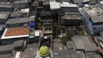 Sisa kebakaran permukiman di kawasan Jembatan Besi, Jakarta, Senin (2/4). 