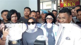 Berdesakan dengan Wartawan, Syahrini Kesulitan Masuk Ruang Sidang