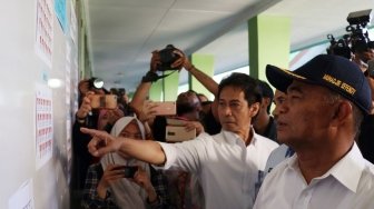 Mendikbud Muhadjir Effendy meninjau pelaksanaan Ujian Nasional Berbasis Komputer di SMKN  29, Jakarta, Senin (2/4). 