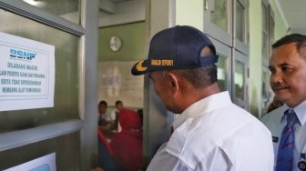 Mendikbud Muhadjir Effendy meninjau pelaksanaan Ujian Nasional Berbasis Komputer di SMKN  29, Jakarta, Senin (2/4). 