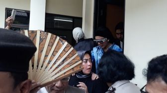 Syahrini Buka Jaket di Ruang Sidang, Hakim: Nggak Apa-apa, Asal Sopan