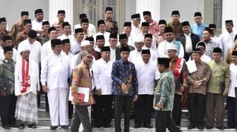 Presiden Joko Widodo (tengah) bersama Juru Bicara Presiden Johan Budi (keempat kiri) dan ulama Jawa Barat berada di halaman Istana Merdeka, Jakarta, Selasa (3/4). 