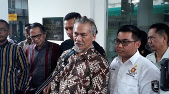 Dibawa ke Kejari, Tio Pakusadewo Terlihat Lebih Segar