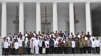 Presiden Joko Widodo (tengah) berfoto bersama ulama Jawa Barat di halaman Istana Merdeka, Jakarta, Selasa (3/4). 