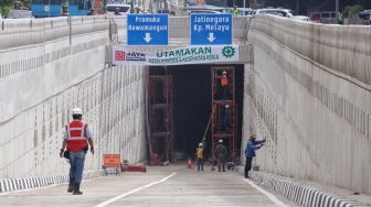 Pekerja menyelesaikan proyek pembangunan underpass Matraman, Jakarta, Selasa (3/4).