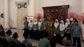 Guru Masih Ngontrak, Siswa Tanyakan DP Nol Rupiah kepada Anies