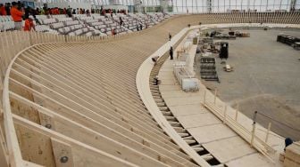 Pekerja menggarap pembangunan arena balap sepeda atau velodrome di Rawamangun, Jakarta, Selasa (3/4).