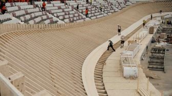 Pekerja menggarap pembangunan arena balap sepeda atau velodrome di Rawamangun, Jakarta, Selasa (3/4).