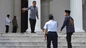 Presiden Joko Widodo (kanan) berjalan menuju Istana Merdeka seusai bertemu dengan ulama Jawa Barat di Jakarta, Selasa (3/4).