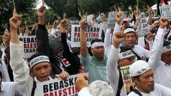 Al- Aqsa Working Group melakukan aksi damai di kedutaan besar Amerika Serikat di Jakarta, Selasa (3/4).