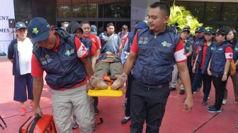 Sejumlah tenaga medis melakukan simulasi penanganan cedera pada atlet Asian Games 2018 di Kantor Kemenkes, Jakarta, Rabu (4/4).