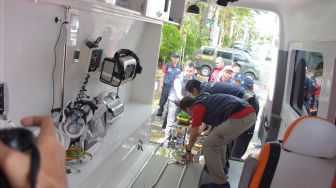 Sejumlah tenaga medis melakukan simulasi penanganan cedera pada atlet Asian Games 2018 di Kantor Kemenkes, Jakarta, Rabu (4/4).