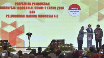 Presiden Joko Widodo (tengah) didampingi Menteri Perindustrian Airlangga Hartarto (kanan) dan Menko Perekonomian Darmin Nasution (kiri) membuka Industrial Summit 2018 sekaligus peluncuran Making Indonesia 4.0 di Jakarta, Rabu (4/4). 