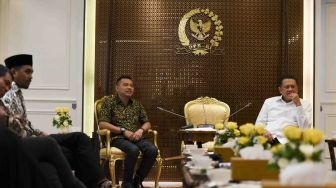 Ketua DPR Bambang Soesatyo (kanan) bersama musisi Glenn Fredly (kiri) dan Anang Hermansyah (kedua kiri) yang juga anggota Komisi X DPR melakukan pertemuan di Kompleks Parlemen, Senayan, Jakarta, Rabu (4/4).
