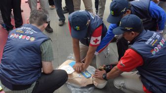 Sejumlah tenaga medis melakukan simulasi penanganan cedera pada atlet Asian Games 2018 di Kantor Kemenkes, Jakarta, Rabu (4/4).