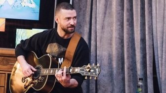 Justin Timberlake Umbar Foto Dipeluk Mesra dari Belakang