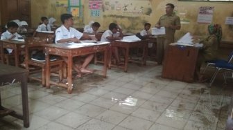 Miris, Siswa SD di Cilegon Persiapan UN di Tengah Banjir