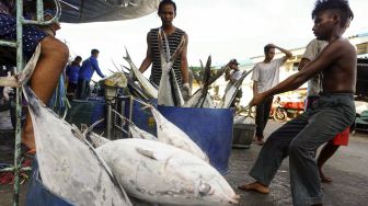 Nelayan menyortir ikan-ikan laut yang telah dibekukan di kawasan Pelabuhan Perikanan Muara Baru, Jakarta, Rabu (4/4). 