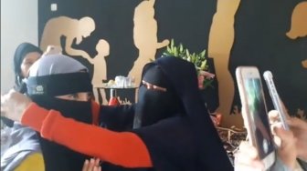 Heboh Puisi Sukmawati, Ussy Sulistiawaty Penasaran Pakai Cadar