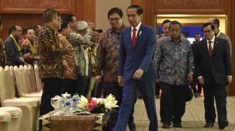 Presiden Joko Widodo (tengah) didampingi Menko Perekonomian Darmin Nasution (kedua kanan), Menteri Perindustrian Airlangga Hartarto (kelima kanan), Kepala BKPM Thomas Lembong (ketiga kanan) dan Seskab Pramono Anung (kanan) menghadiri Industrial Summit 2018 serta Peluncuran Making Indonesia 4.0 di Jakarta, Rabu (4/4).