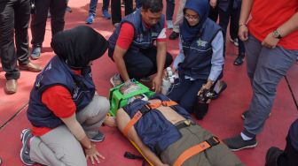 Sejumlah tenaga medis melakukan simulasi penanganan cedera pada atlet Asian Games 2018 di Kantor Kemenkes, Jakarta, Rabu (4/4).