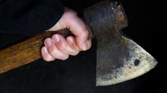 Usai Taruh Barang Mencurigakan, Lelaki Pembawa Kapak Satroni Mapolsek