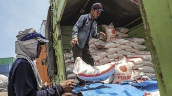 Buruh angkut memindahkan beras untuk dikirimkan ke beberapa wilayah di Nusantara melalui Pelabuhan Sunda Kelapa, Jakarta, Rabu (4/4). 