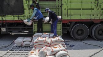 Buruh angkut memindahkan beras untuk dikirimkan ke beberapa wilayah di Nusantara melalui Pelabuhan Sunda Kelapa, Jakarta, Rabu (4/4). 