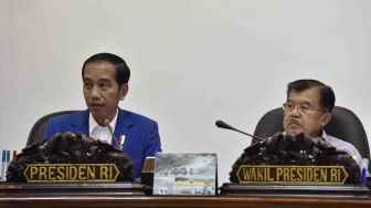 Presiden Joko Widodo (kiri) didampingi Wakil Presiden Jusuf Kalla (kanan) bersiap memimpin rapat terbatas tentang penataan administrasi kependudukan pasca putusan Mahkamah Konstitusi di Kantor Presiden, Jakarta, Rabu (4/4).