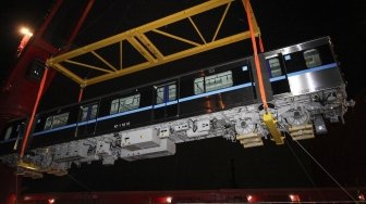 12 Kereta MRT Tiba dari Jepang di Tanjung Priok