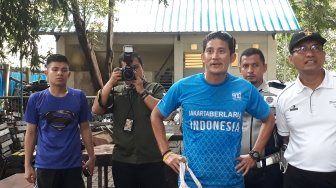 Keringat Bercucuran, Sandiaga Tengok GOR untuk Asian Games 2018