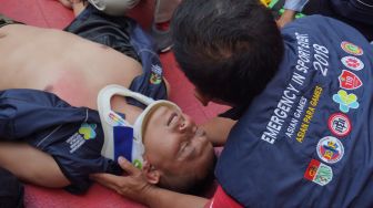 Sejumlah tenaga medis melakukan simulasi penanganan cedera pada atlet Asian Games 2018 di Kantor Kemenkes, Jakarta, Rabu (4/4).