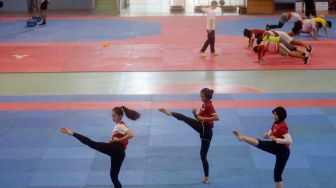 Sejumlah atlet pelatnas taekwondo berlatih di GOR POPKI, Jakarta, Rabu (4/4)