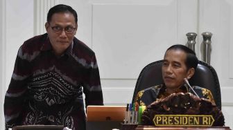 Presiden Joko Widodo (kanan) berbincang dengan Kepala BPS Kecuk Suhariyanto (kiri) sebelum memimpin rapat terbatas tentang persiapan menyambut bulan Ramadan dan Idul Fitri 1439 Hijriah di Kantor Presiden, Jakarta, Kamis (5/4).