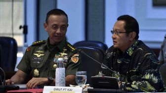 KSAD Jenderal TNI Mulyono (kiri) berbincang dengan Dirut KAI Edi Sukmoro (kanan) sebelum mengikuti rapat terbatas tentang persiapan menyambut bulan Ramadan dan Idul Fitri 1439 Hijriah di Kantor Presiden, Jakarta, Kamis (5/4).