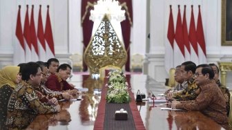 Presiden Joko Widodo (ketiga kanan) didampingi Menko Perekonomian Darmin Nasution (keempat kanan), Mensesneg Pratikno (kanan) dan Seskab Pramono Anung (kedua kanan) menerima pimpinan Badan Pemeriksa Keuangan (BPK) di Istana Merdeka, Jakarta, Kamis (5/4). 