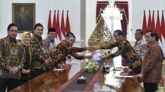 Presiden Joko Widodo (ketiga kanan) didampingi Menko Perekonomian Darmin Nasution (kedua kanan) dan Seskab Pramono Anung (kanan) menerima Laporan Ikhtisar Hasil Pemeriksaan Semester (IHPS) II Tahun 2017 dari Ketua Badan Pemeriksa Keuangan Moermahadi Soerja Djanegara (ketiga kiri) bersama anggota di Istana Merdeka, Jakarta, Kamis (5/4).