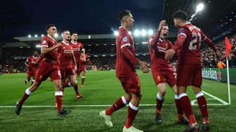 Para pemain Liverpool merayakan gol Alex Oxlade-Chamberlain ke gawang Manchester City. Anthony Devlin / AFP
