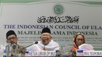 Sukmawati Soekarnoputri, putri mendiang Presiden pertama RI Soekarno, menemui Ketua Majelis Ulama Indonesia Ma'ruf Amin di gedung MUI, Jalan Proklamasi, Menteng, Jakarta, Kamis (5/4).