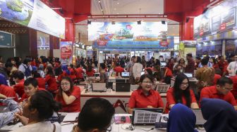 Pengunjung memadati Garuda Indonesia Travel Fair 2018 di Jakarta Convention Center, Senayan, Jakarta, Jumat (6/4).