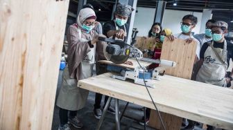 Peserta workshop Brotherwood mengikuti kelas membuat furnitur maupun pajangan dinding dari kayu di Bandung, Jawa Barat, Jumat (6/4). 