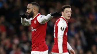 Striker Arsenal Alexandre Lacazette (kiri) merayakan golnya ke gawang CSKA Moskow. Ian KINGTON / IKIMAGES / AFP