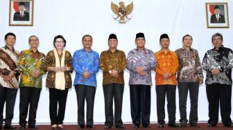 Ketua KPK Agus Rahardjo berfoto bersama dengan Deputi Penindakan KPK Brigjen Pol Firli dan Direktur Penuntutan Supardi usai pelantikan di gedung KPK Jakarta, Jumat (6/4).