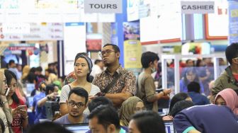 Pengunjung memadati Garuda Indonesia Travel Fair 2018 di Jakarta Convention Center, Senayan, Jakarta, Jumat (6/4).