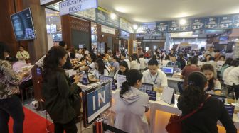 Pengunjung memadati Garuda Indonesia Travel Fair 2018 di Jakarta Convention Center, Senayan, Jakarta, Jumat (6/4).