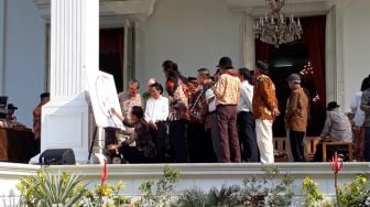 Temui Budayawan di Istana, Jokowi Jongkok Tulis Sesuatu di Kanvas