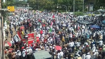 Massa Anti Puisi Sukmawati Gelar Demonstrasi di Bareskrim Polri