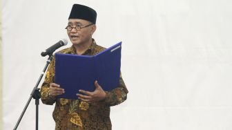 Ketua KPK Agus Rahardjo membacakan sumpah jabatan saat pelantikan di gedung KPK Jakarta, Jumat (6/4).