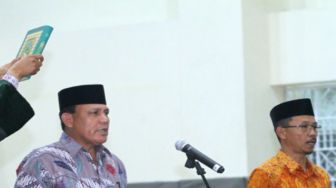 Deputi Penindakan KPK Brigjen Pol Firli (kiri) dan Direktur Penuntutan Supardi melakukan sumpah saat pelantikan di gedung KPK Jakarta, Jumat (6/4).